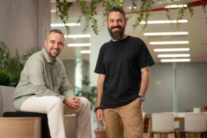 Factorial chiude un round Serie D da 150 milioni di dollari e raggiunge una valutazione di 2,5 miliardi, confermandosi tra le scale-up IA di maggior valore in Europa 2 Jordi Romero Bernat Farrero Factorial co founders 1 2048x1365 1 300x200 1